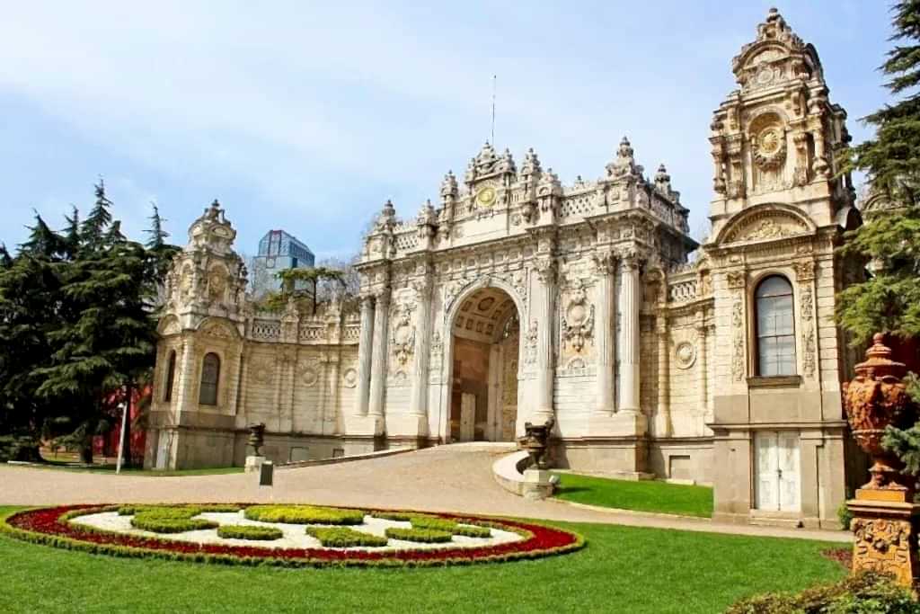 Gates-of-Dolmabahce-Palace